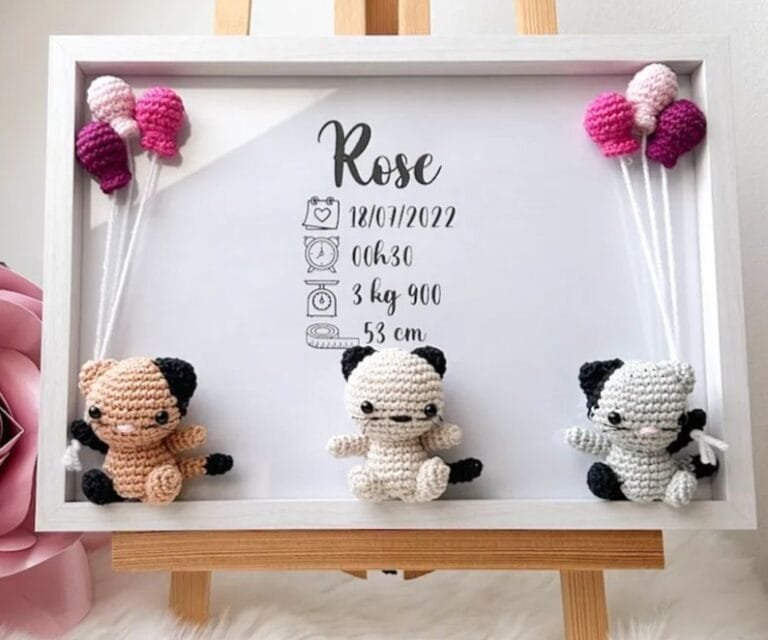 Cadre de naissance triple, fait main, avec trois adorables petits chats en coton crocheté. Chaque section du cadre est personnalisée avec le prénom, la date et l'heure de naissance, le poids et la taille du bébé. Un souvenir et une décoration raffinée pour la chambre de bébé.