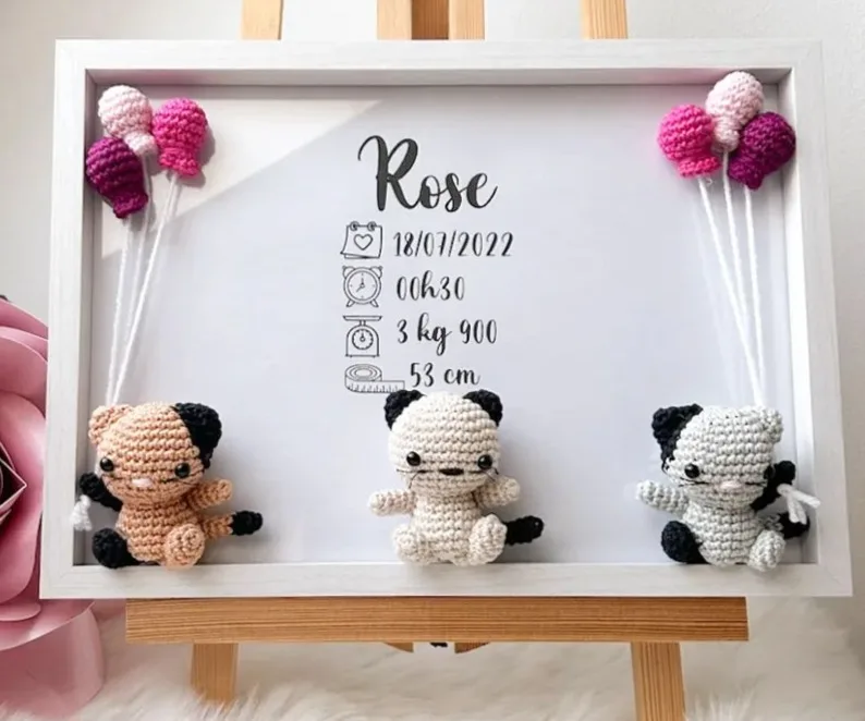 Cadre de naissance triple, fait main, avec trois adorables petits chats en coton crocheté. Chaque section du cadre est personnalisée avec le prénom, la date et l'heure de naissance, le poids et la taille du bébé. Un souvenir et une décoration raffinée pour la chambre de bébé.