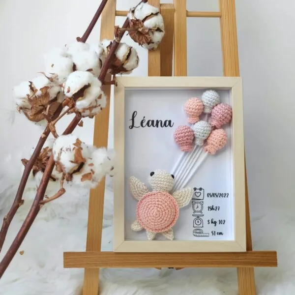 Cadre de naissance, fait main, avec une adorable tortue en coton crocheté. Chaque section du cadre est personnalisée avec le prénom, la date et l'heure de naissance, le poids et la taille du bébé. Un souvenir et une décoration raffinée pour la chambre de bébé.