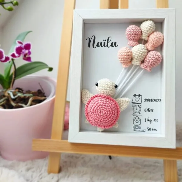 Cadre de naissance, fait main, avec une adorable tortue en coton crocheté. Chaque section du cadre est personnalisée avec le prénom, la date et l'heure de naissance, le poids et la taille du bébé. Un souvenir et une décoration raffinée pour la chambre de bébé.