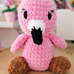 Flamant rose en crochet fait main en laine chenille, grand format, yeux brodés, peluche douce certifiée CE et OEKO-TEX.