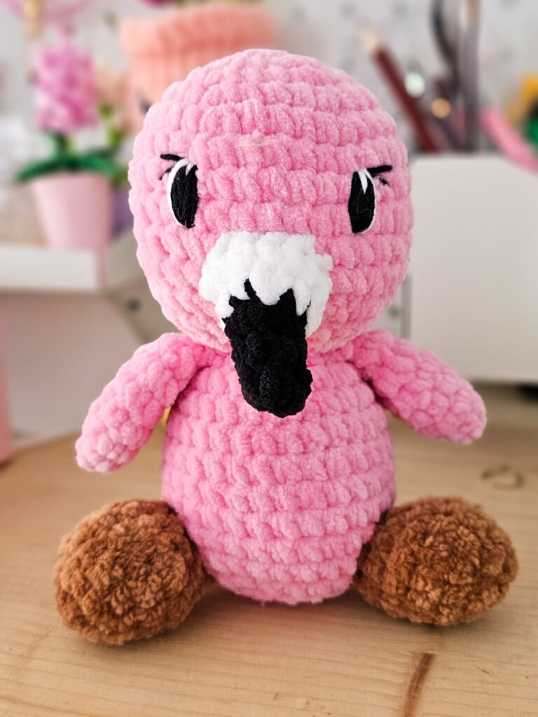 Flamant rose en crochet fait main en laine chenille, grand format, yeux brodés, peluche douce certifiée CE et OEKO-TEX.