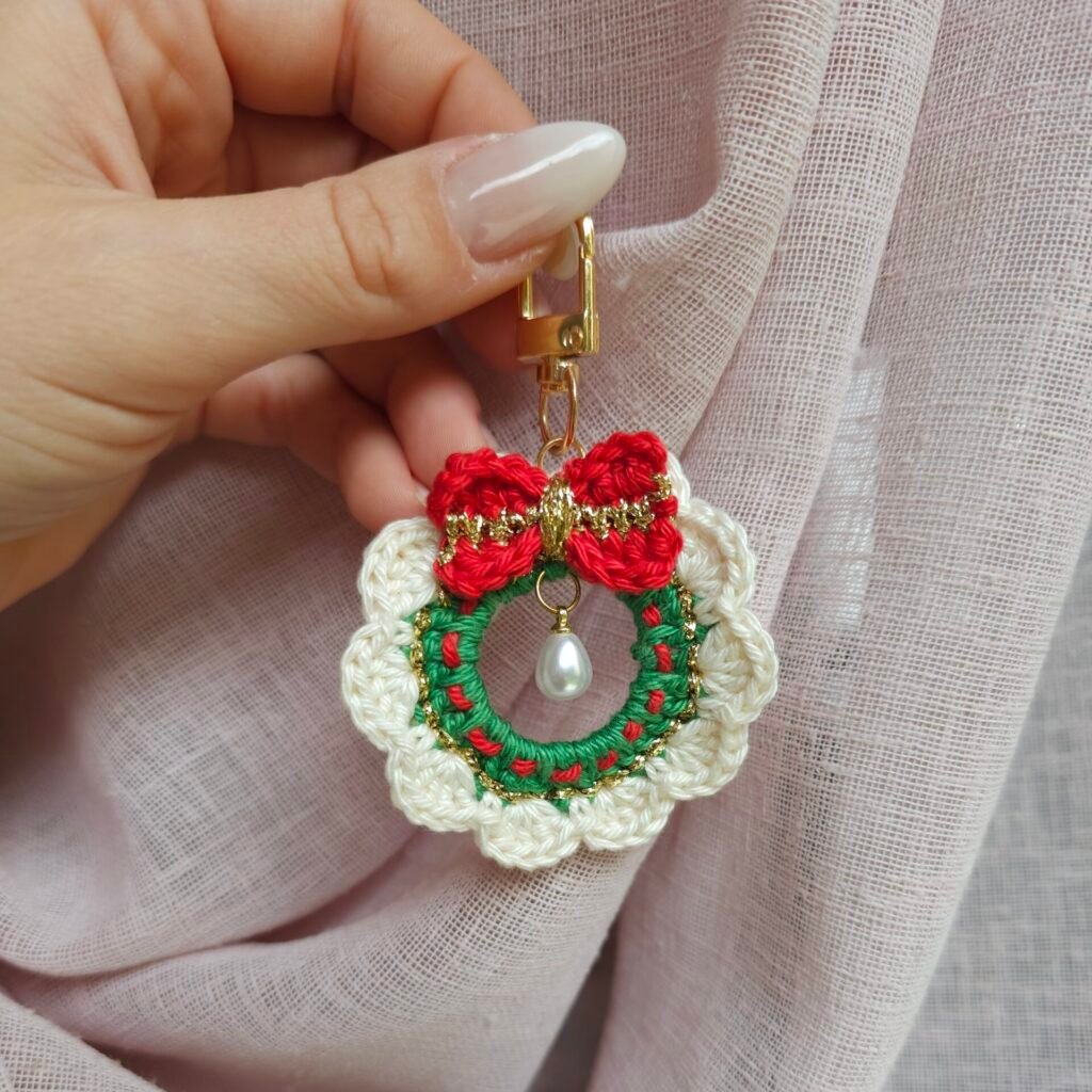 Porte-clé couronne de Noël au crochet fait main – bijou de sac artisanal